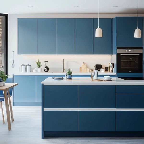 Cuisine bleu clair avec ilot central blanc - Modèle CBCICB