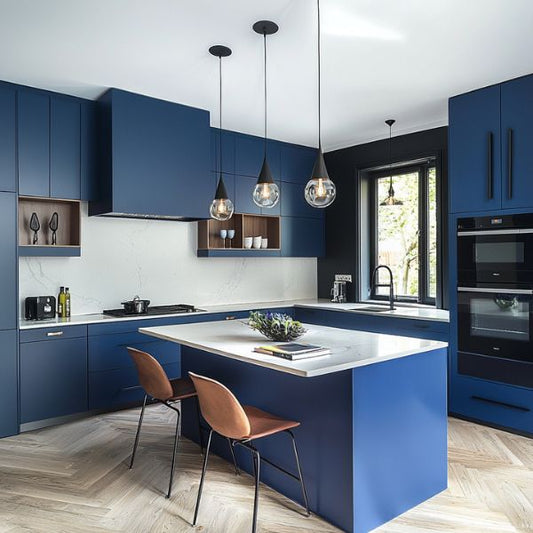 Cuisine bleue avec ilot central blanc en marbre - Modèle CBICBM